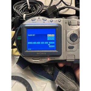 Sony Mavica MVC-CD300 Digital Camera‎ CD 2.1MP 3x Optical Zoom w/Accessories